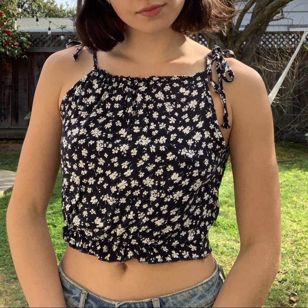 Floral black and white flowy tank top💣